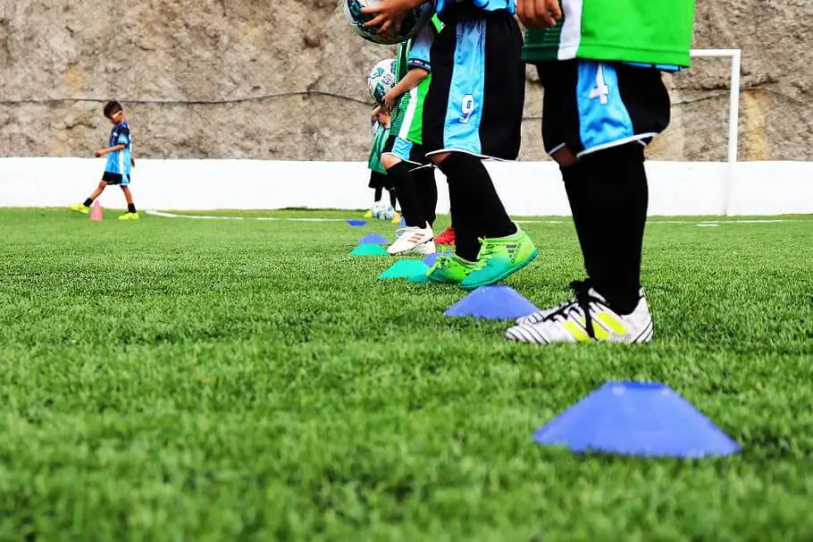Do soccer players eat breakfast - Young players training with cones
