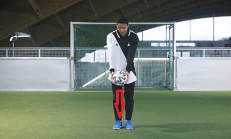 what is a juggle in soccer - A player standing and  about to juggle a soccer ball