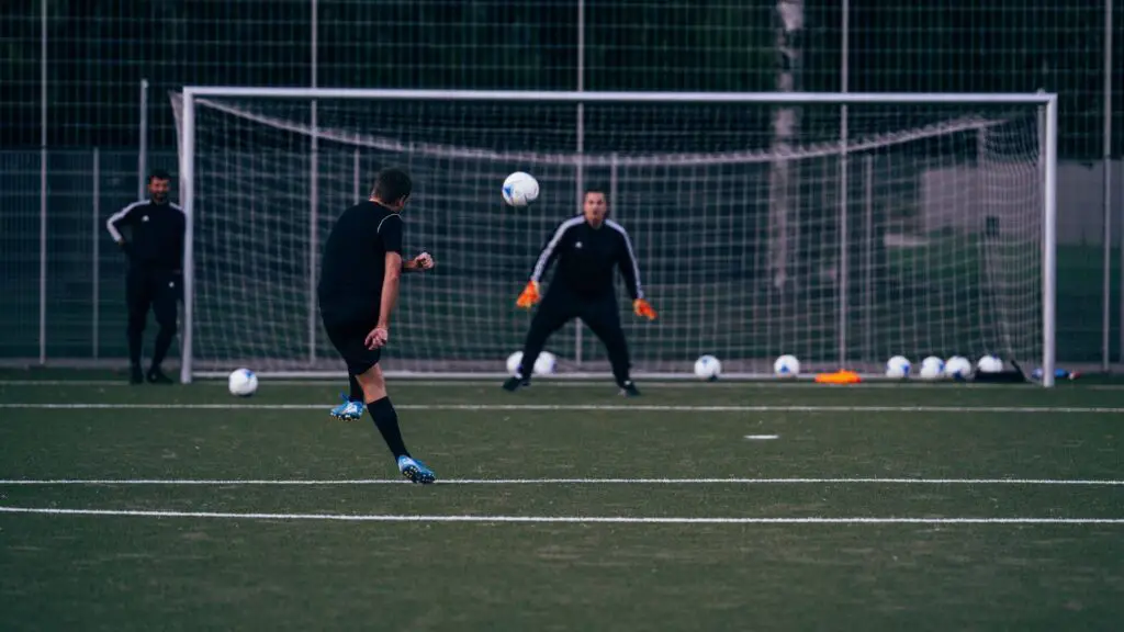 soccer goalkeeper tips for beginners - goalkeeper standing in goal and about to make save