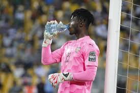Why do soccer players spit out water - A goalie drinking water