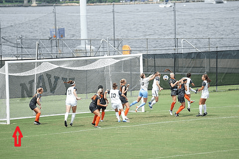 How to score a corner kick - Women waiting for the ball during a corner kick