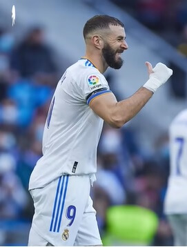 why do soccer players wear wrist tape - Benzema wearing a bandage