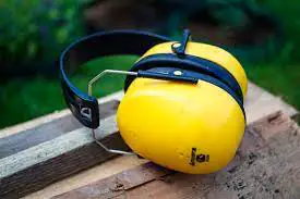 Focus in soccer - A yellow noise cancelling headphone