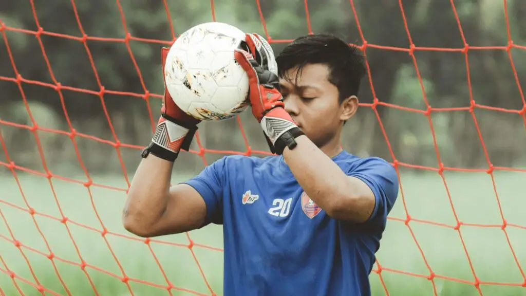 What is Flat palm goalkeeper gloves - soccer goalie holding the ball