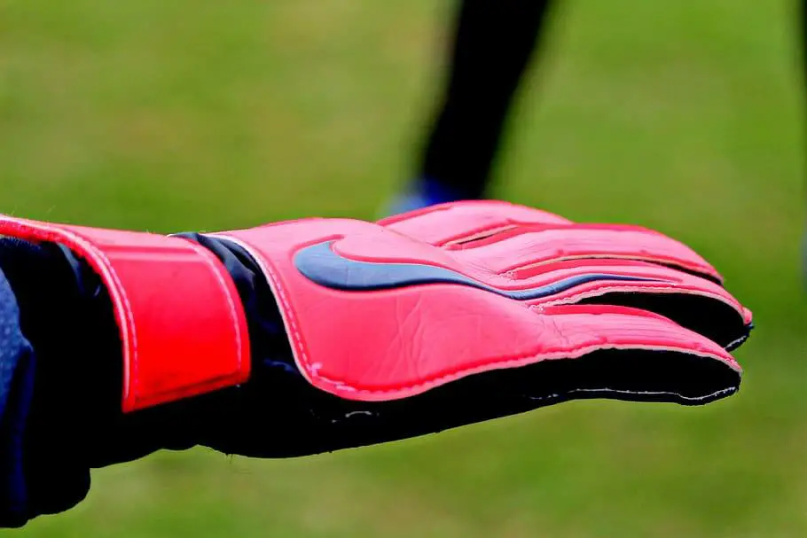 What is Flat palm goalkeeper gloves - Backhand of a red goalie glove