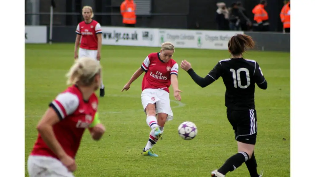 Shooting the ball in soccer - Female Arsenal player curling the ball